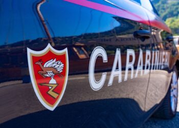 Violano il divieto di avvicinamento, trascinano un uomo con l’auto e aggrediscono i carabinieri: arrestati a Dolianova