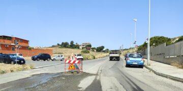 Is Corrias “una strada nella terra di nessuno”: buche, transenne e pericoli