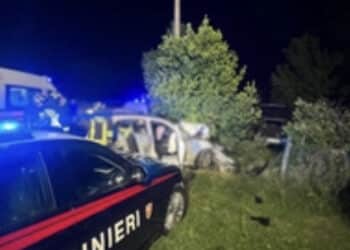 Elude un posto di blocco e travolge una coppia: morto il marito