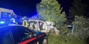 Elude un posto di blocco e travolge una coppia: morto il marito