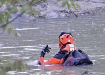Vede dei ragazzini in difficoltà e si tuffa nel fiume: morto un 34enne