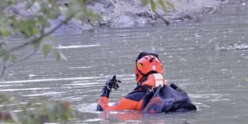 Vede dei ragazzini in difficoltà e si tuffa nel fiume: morto un 34enne