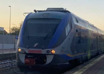 San Gavino Monreale, treno fermo per “la presenza di persone estranee lungo la linea nei pressi della stazione”: stop alla circolazione