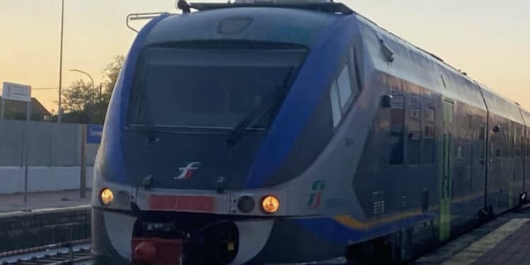 San Gavino Monreale, treno fermo per “la presenza di persone estranee lungo la linea nei pressi della stazione”: stop alla circolazione