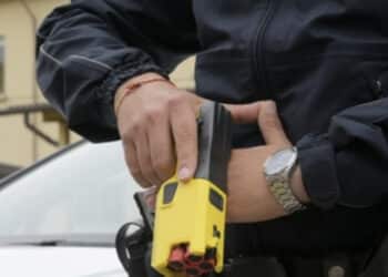 Fermato dalla polizia con un taser, 30enne si sente male in Questura e muore
