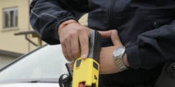 Fermato dalla polizia con un taser, 30enne si sente male in Questura e muore