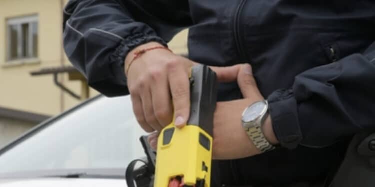 Fermato dalla polizia con un taser, 30enne si sente male in Questura e muore