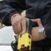 Fermato dalla polizia con un taser, 30enne si sente male in Questura e muore