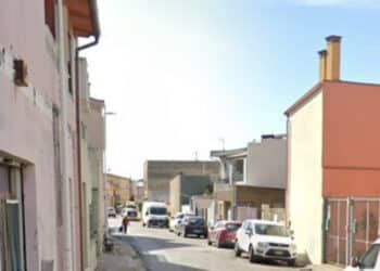 Assemini, bimbe molestate da un uomo all’uscita da scuola che rischia il linciaggio da parte dei genitori: “salvato” da chi è intervenuto per placare gli animi