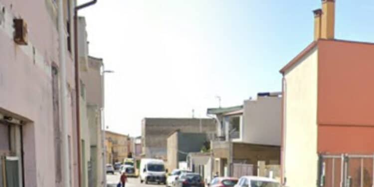 Assemini, bimbe molestate da un uomo all’uscita da scuola che rischia il linciaggio da parte dei genitori: “salvato” da chi è intervenuto per placare gli animi