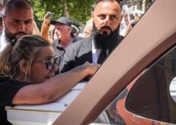 Afragola unita per l’ultimo saluto a Martina Carbonaro: “Da una relazione si esce senza amore, non senza vita”