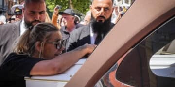 Afragola unita per l’ultimo saluto a Martina Carbonaro: “Da una relazione si esce senza amore, non senza vita”