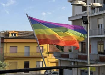 Decimomannu, la bandiera arcobaleno sventola dal balcone del Municipio: “Continueremo a sostenere i diritti civili“