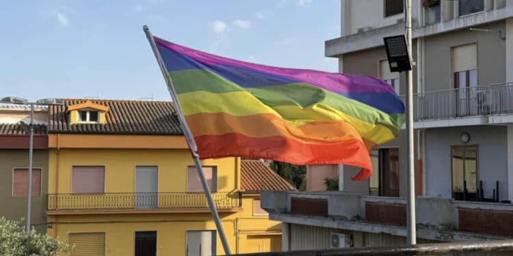 Decimomannu, la bandiera arcobaleno sventola dal balcone del Municipio: “Continueremo a sostenere i diritti civili“
