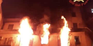 Incendio in un appartamento, 48enne si lancia dal quinto piano e muore