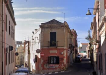 Cagliari, si masturba in mezzo alla strada guardando video porno: notato da alcuni passanti