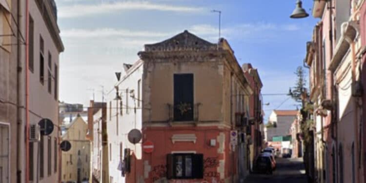 Cagliari, si masturba in mezzo alla strada guardando video porno: notato da alcuni passanti