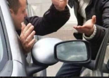 La “truffa dello specchietto” non  passa mai di moda: diverse persone sono state raggirate da chi finge un danno al proprio veicolo per estorcere soldi