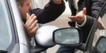 La “truffa dello specchietto” non  passa mai di moda: diverse persone sono state raggirate da chi finge un danno al proprio veicolo per estorcere soldi