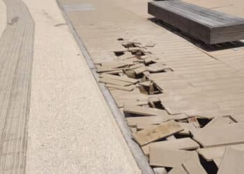 Poetto, l’ambulanza interviene per soccorrere una donna ma si sfondano le assi della passeggiata