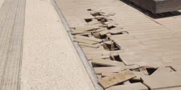 Poetto, l’ambulanza interviene per soccorrere una donna ma si sfondano le assi della passeggiata