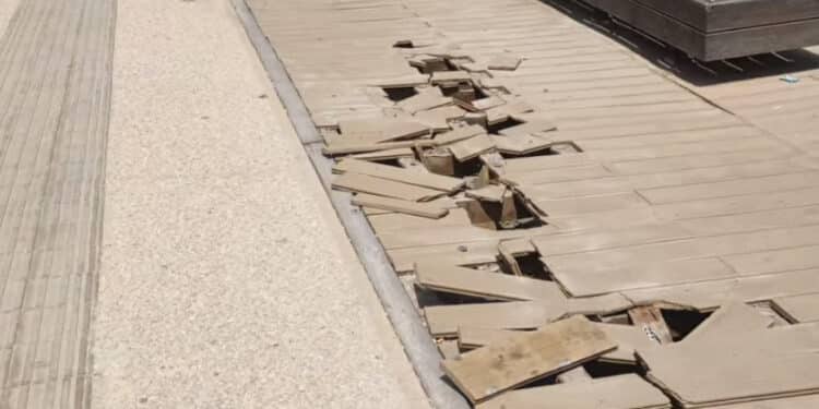 Poetto, l’ambulanza interviene per soccorrere una donna ma si sfondano le assi della passeggiata