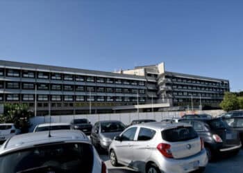 Lite in spiaggia finisce in tragedia: 18enne muore accoltellato