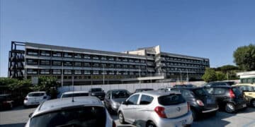 Lite in spiaggia finisce in tragedia: 18enne muore accoltellato