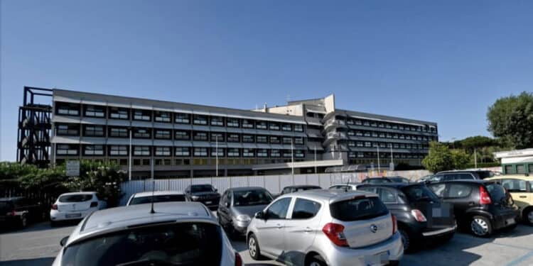 Lite in spiaggia finisce in tragedia: 18enne muore accoltellato