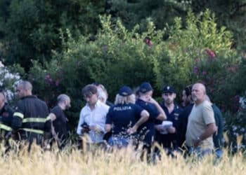 Neonata e donna ritrovate senza vita al parco, si attende il confronto del dna