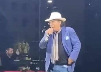 Imprevisto al concerto di Al Bano a Carbonia: una donna sviene, lui cerca di rianimarla con gli acuti e le consiglia di dimagrire