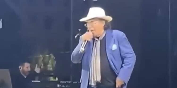 Imprevisto al concerto di Al Bano a Carbonia: una donna sviene, lui cerca di rianimarla con gli acuti e le consiglia di dimagrire