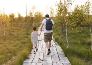 Il padre si sente male in montagna, bimbo sardo di 10 anni prova a salvarlo ma muore davanti a lui