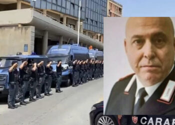Cagliari rende omaggio a Carlo Legrottaglie, il brigadiere ucciso durante una rapina: gli onori del Reparto Mobile della Polizia davanti al Provinciale dei Carabinieri
