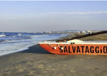 Si tuffa per salvare due persone in difficoltà: 20enne muore annegato