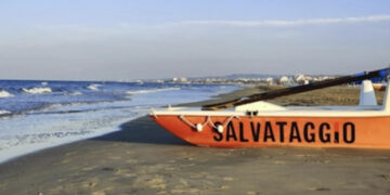 Si tuffa per salvare due persone in difficoltà: 20enne muore annegato