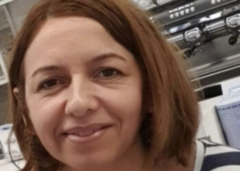 Uccide la ex moglie in strada, poi si siede sulla panchina e aspetta l’arresto