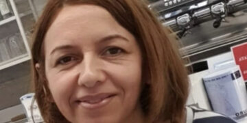 Uccide la ex moglie in strada, poi si siede sulla panchina e aspetta l’arresto