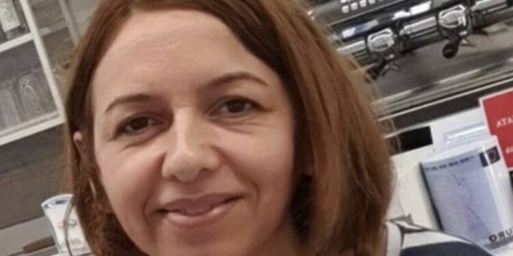 Uccide la ex moglie in strada, poi si siede sulla panchina e aspetta l’arresto