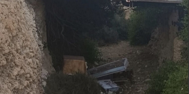 Cagliari, degrado e inciviltà al Castello di San Michele: “Rifiuti abbandonati, resti di picnic ed escrementi ovunque”