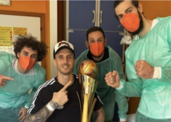 Achille Polonara, gli amici di squadra gli portano lo scudetto in ospedale: “Questa vittoria è per te”