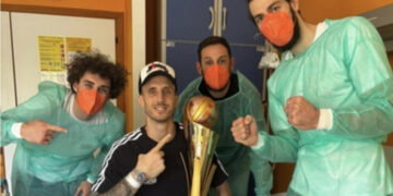 Achille Polonara, gli amici di squadra gli portano lo scudetto in ospedale: “Questa vittoria è per te”
