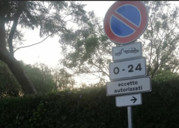 Cagliari, polemica all’ingresso di Terramaini: “Tolti quattro parcheggi per un ‘caddozzone’, ma c’è già un punto ristoro”