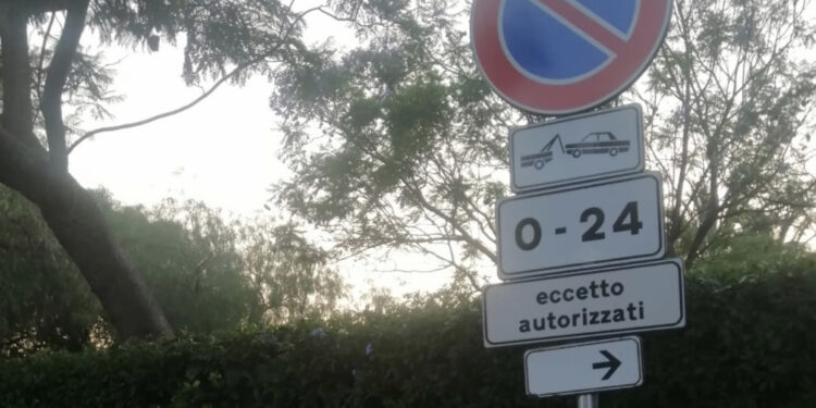 Cagliari, polemica all’ingresso di Terramaini: “Tolti quattro parcheggi per un ‘caddozzone’, ma c’è già un punto ristoro”