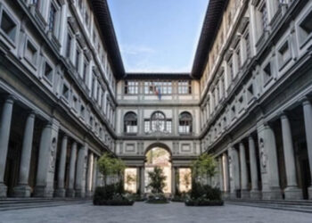 Tenta di farsi un selfie e danneggia un quadro del ‘600: denunciato turista