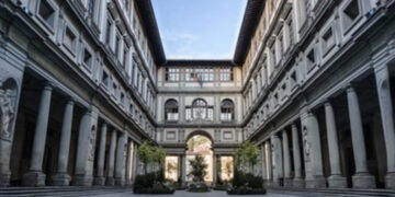 Tenta di farsi un selfie e danneggia un quadro del ‘600: denunciato turista