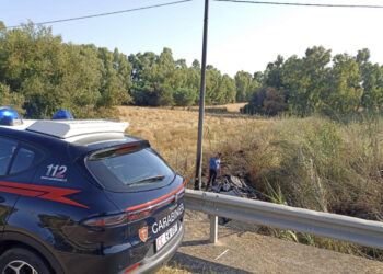 Castiadas, evitano un grosso animale ma finiscono fuori strada: auto in fiamme, guidatore e passeggeri vivi per miracolo