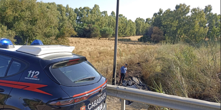 Castiadas, evitano un grosso animale ma finiscono fuori strada: auto in fiamme, guidatore e passeggeri vivi per miracolo