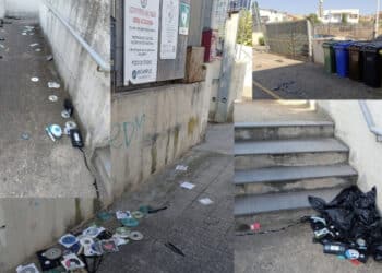 Pirri, discarica a cielo aperto davanti alla biblioteca: “CD e DVD sparsi ovunque, uno sfregio”