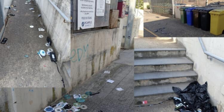 Pirri, discarica a cielo aperto davanti alla biblioteca: “CD e DVD sparsi ovunque, uno sfregio”